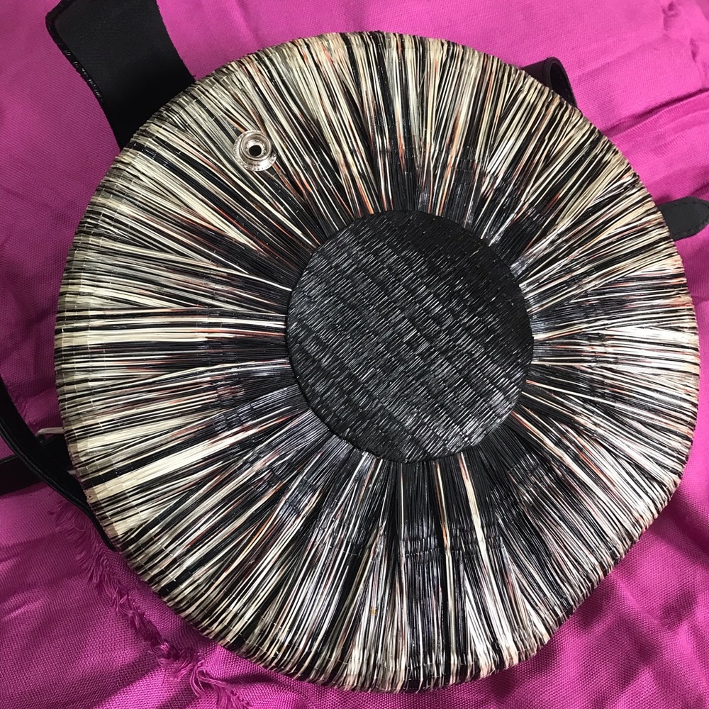 Unique round body bag (made of straw rattan) weave - Picture 4 of 6